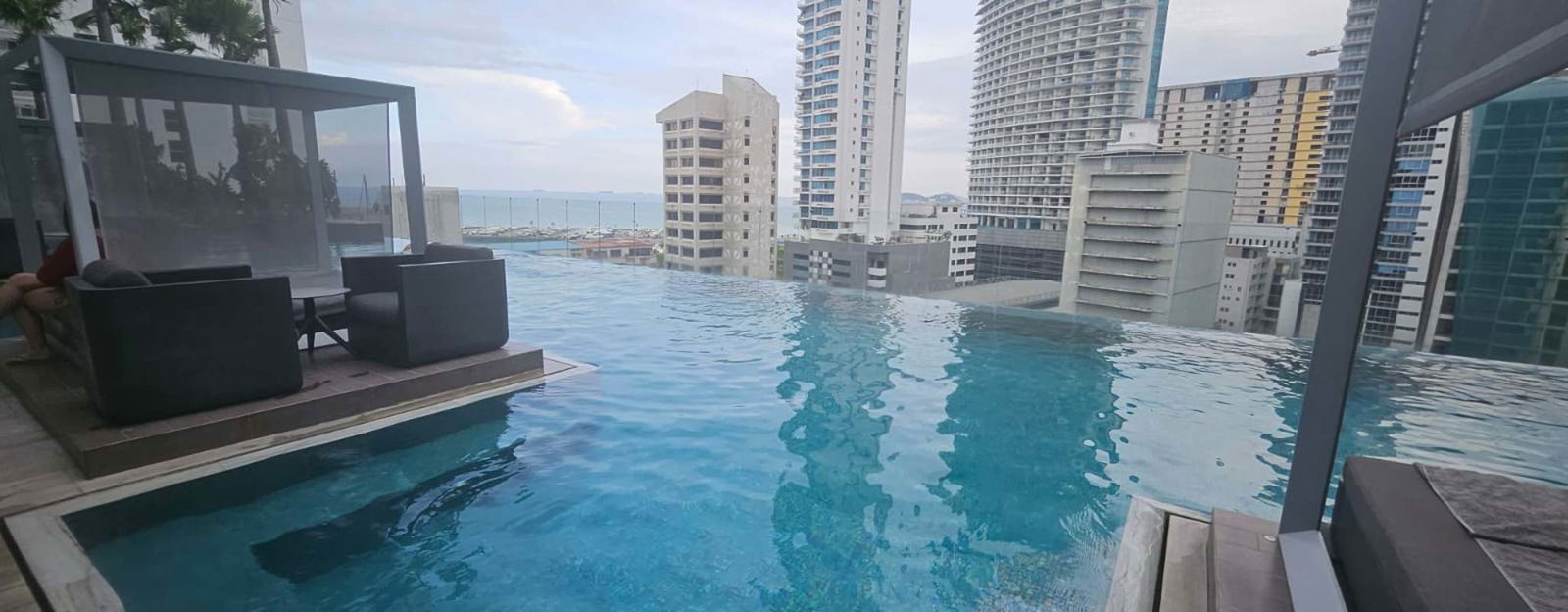 Living room with large windows, city and sea views PH Nuovo Bella Vista Panama