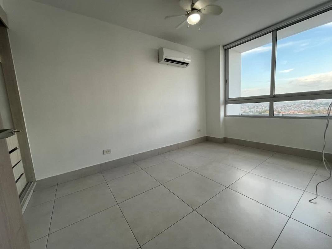 Bright bedroom features split AC, fan and city view at PH Greenwood Panama