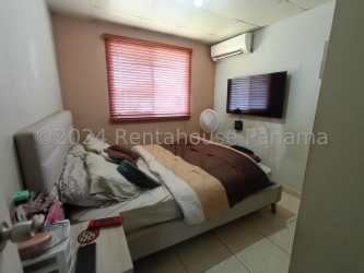 Full bathroom with tiles, pedestal sink and shower in La Arboleda house for sale Panama Oeste