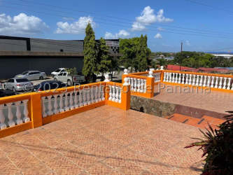 Interior laundry space with washing machine, sinks, storage shelves in La Chorrera house for sale