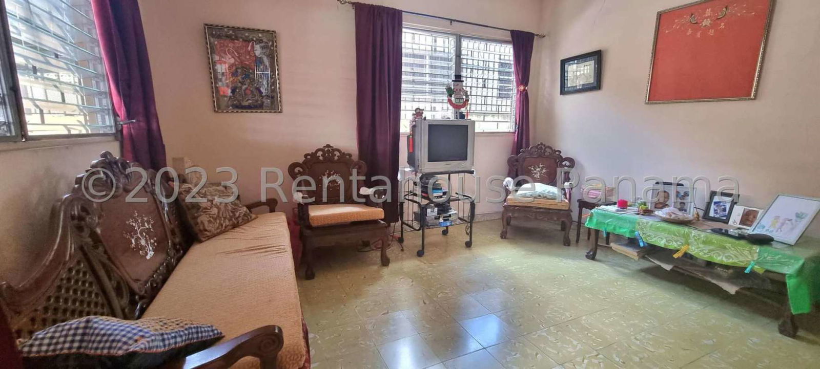 Traditional kitchen with cabinetry tile backsplash in house for sale Juan Díaz Panama