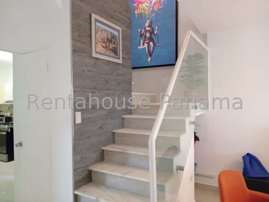 Covered enclosed porch area with tile floor and ceiling fan in Villa Zaita Panama house