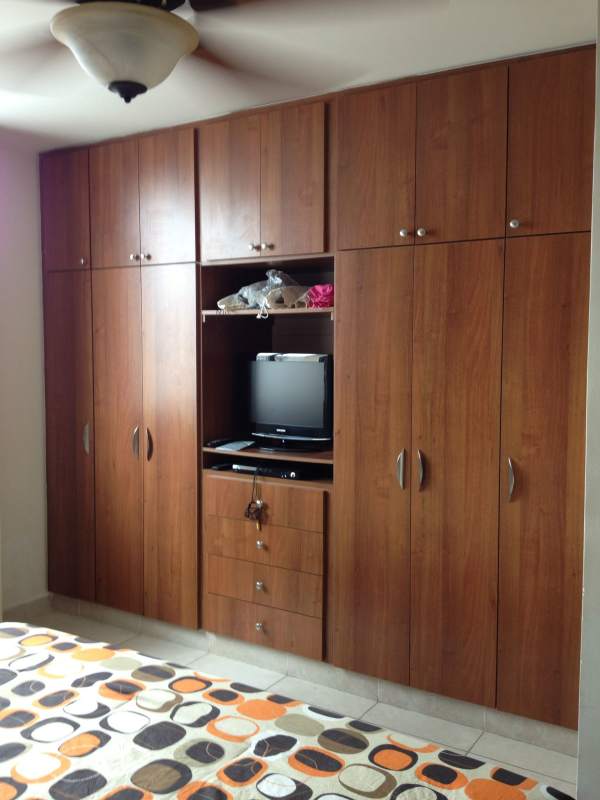 Open living room with cream sofa, AC, marble floor in PH Cangrejo Suites Panama