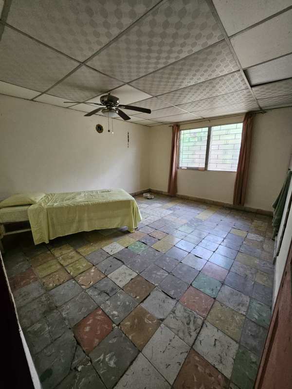 Spacious tiled living room with AC and multiple windows inside Ciudad Radial Panama home