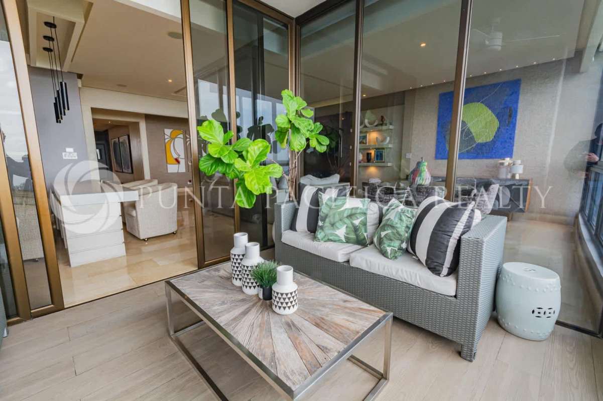 Bedroom with two beds, city views, elegant finishes in PH Panama Bay Costa del Este