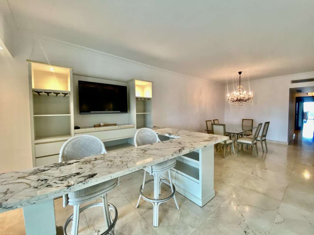 Spacious Remodeled 3BR Apartment with Balcony Costa del Este