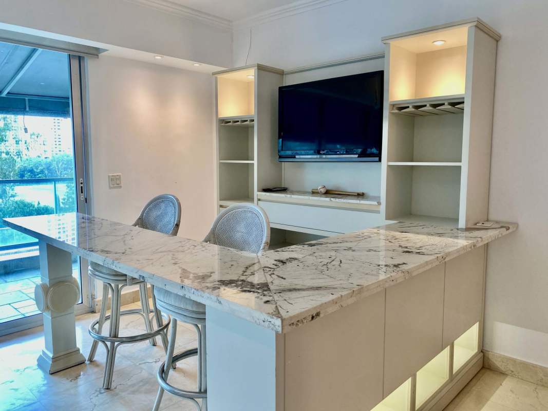 Spacious master bedroom with walk-in closet, en-suite bath and AC Costa del Este