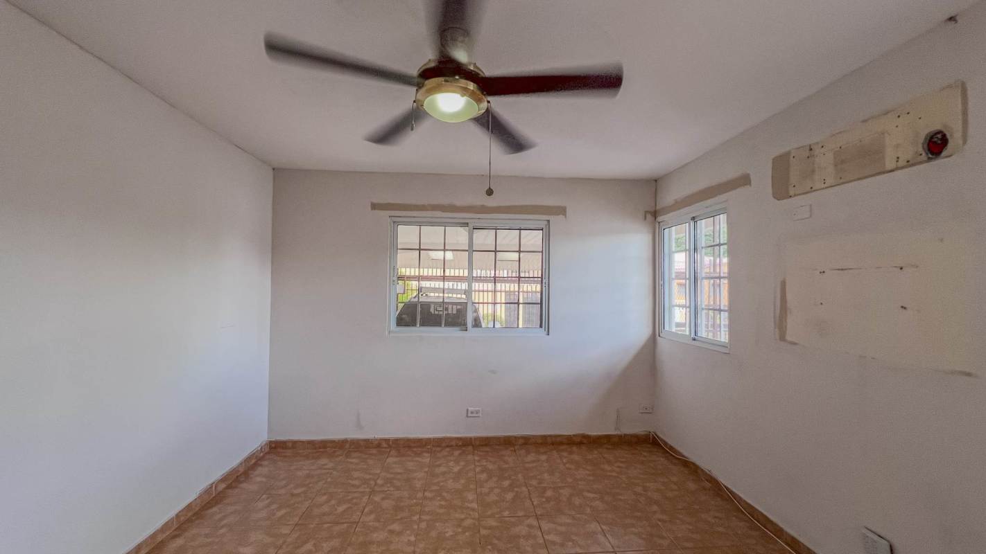 Covered four-car carport with electric gate in Villa Zaita Las Cumbres Panama