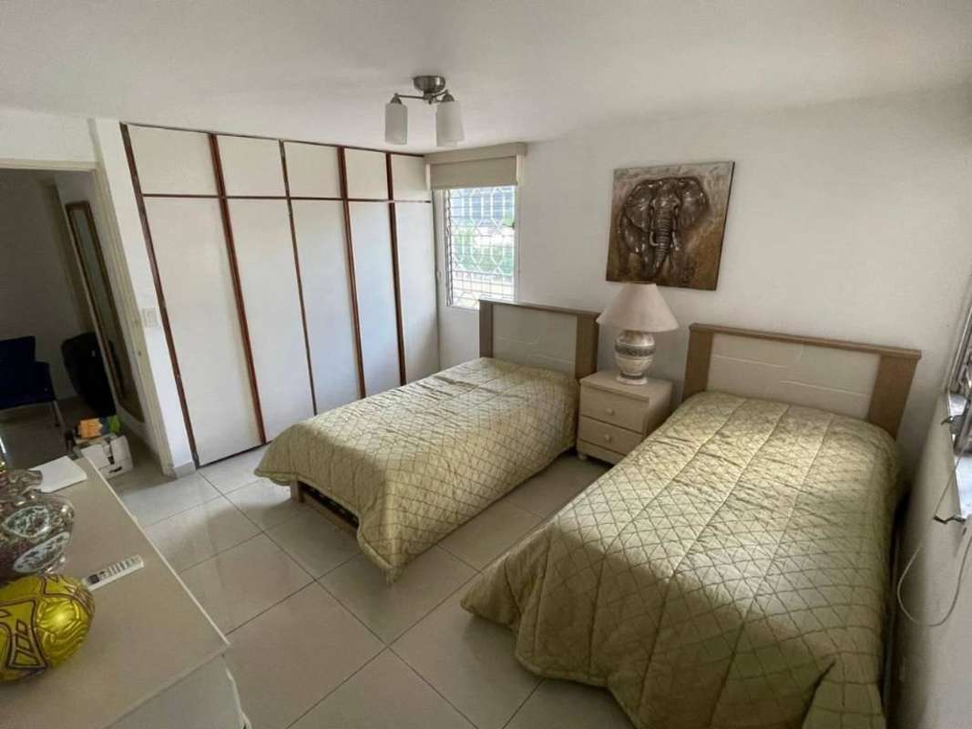 Twin beds with wardrobe and decor in PH Mónaco Panama City apartment