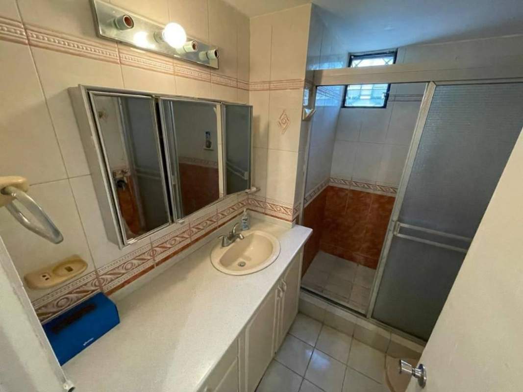 Traditional bathroom with tile walls, walk-in shower in PH Mónaco Panama City