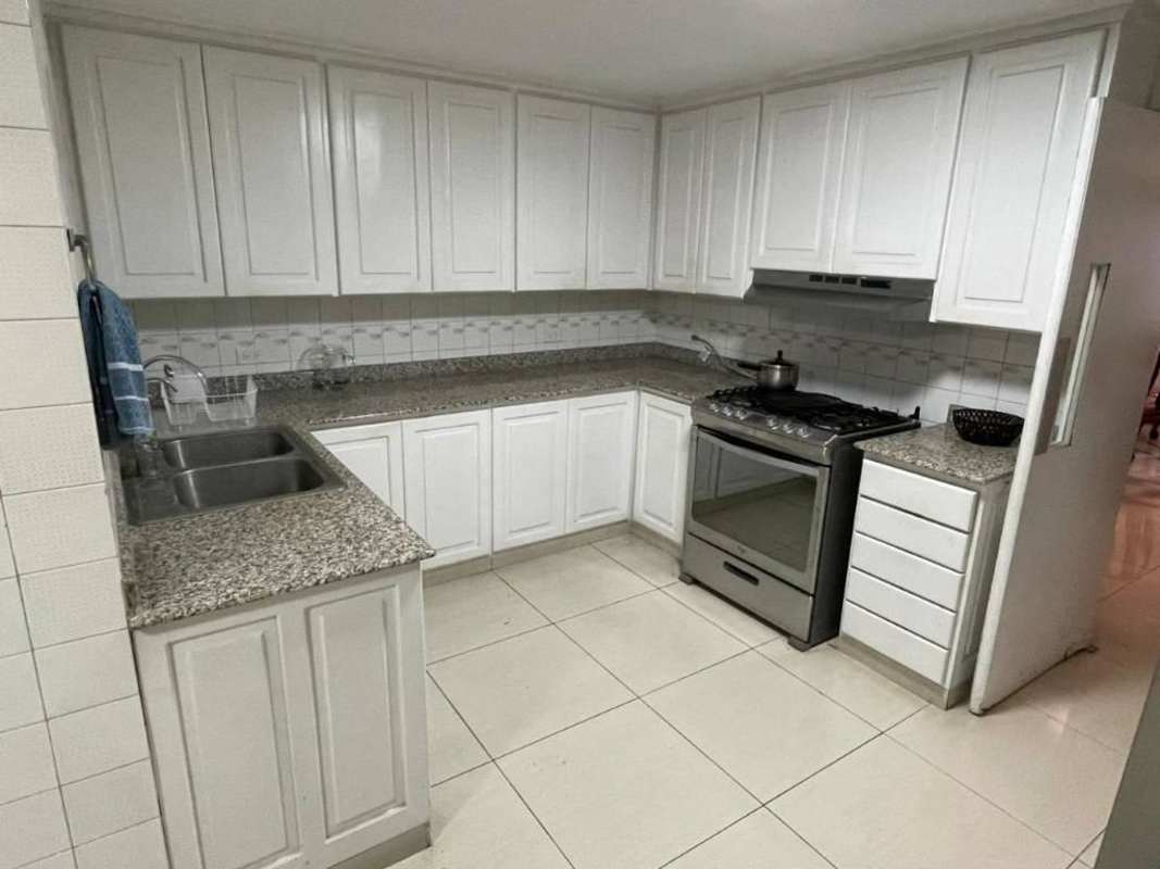Granite countertop kitchen in L-shape with gas stove in PH Mónaco Obarrio Panama