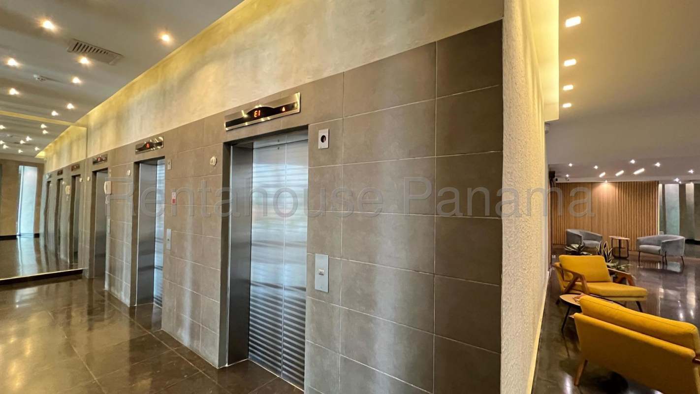 Covered entrance and driveway PH Moon Tower Coco del Mar Panama