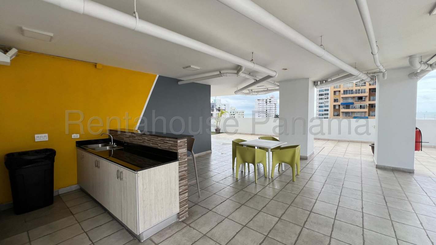 Rooftop swimming pool with lounge chairs PH Moon Tower Panama