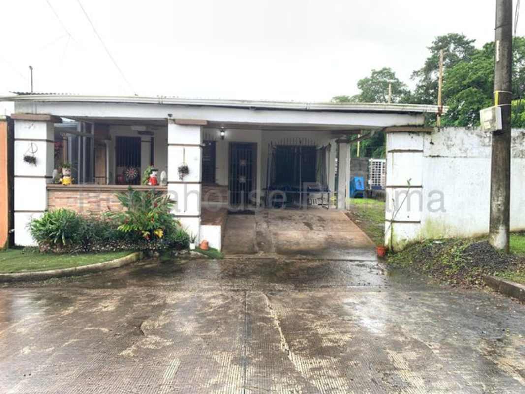Single-story house with covered parking, garden and security gates for sale Cerro Viento Panama