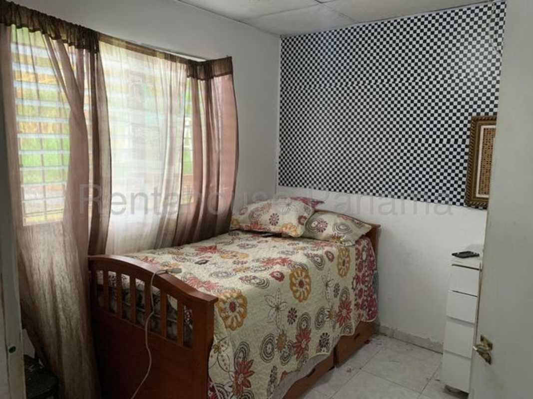 Covered front porch with ceiling fans and garden in Cerro Viento, San Antonio Panama