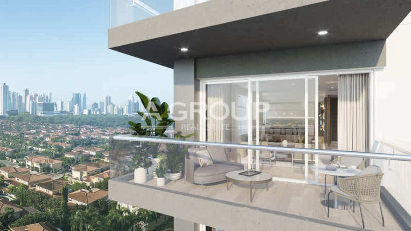 Infinity rooftop pool overlooking city skyline with lounge area PH Celeste Panama