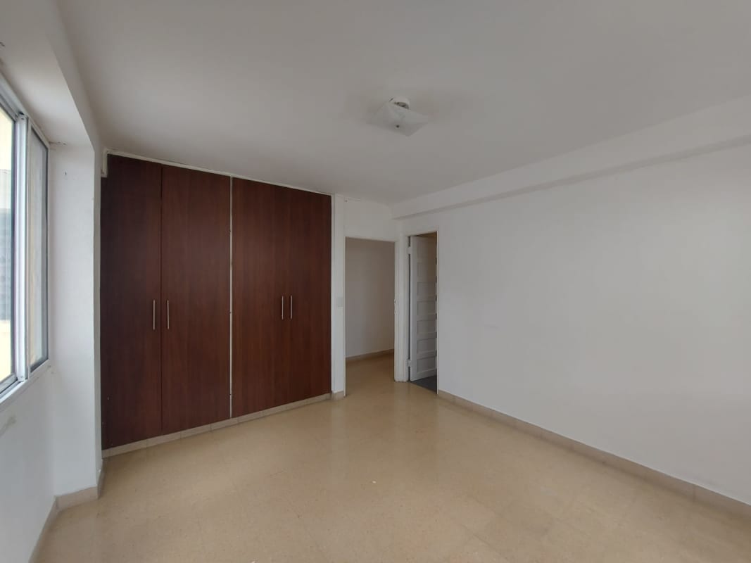 Bedroom with large window, built-in wardrobe PH Vista Hermosa Via Argentina Panama