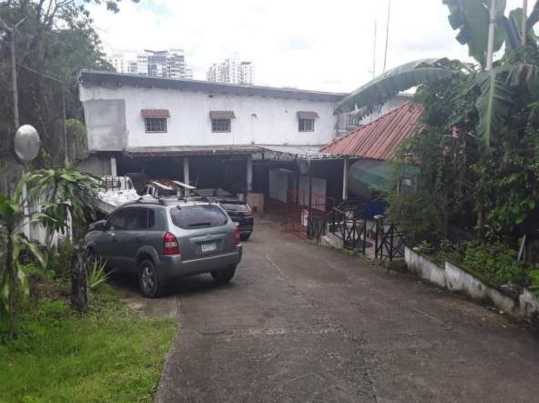 Sunny open land parcel ideal for construction near busy intersection in Panama City