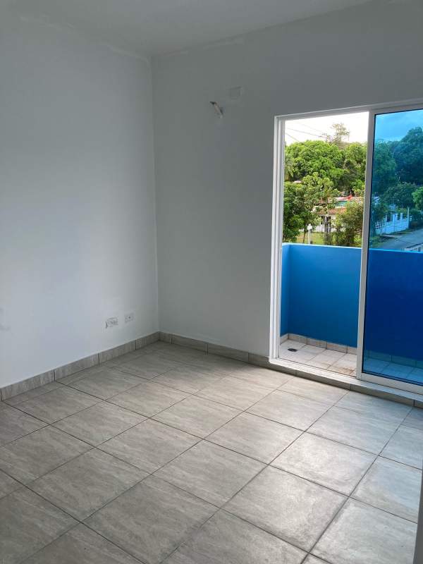 Living room with ceramic floors and sliding door to balcony in PH Villa Lua Tocumen