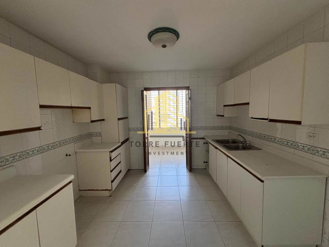 Traditional kitchen with white cabinets and tiled backsplash in Torre Fuerte Panama