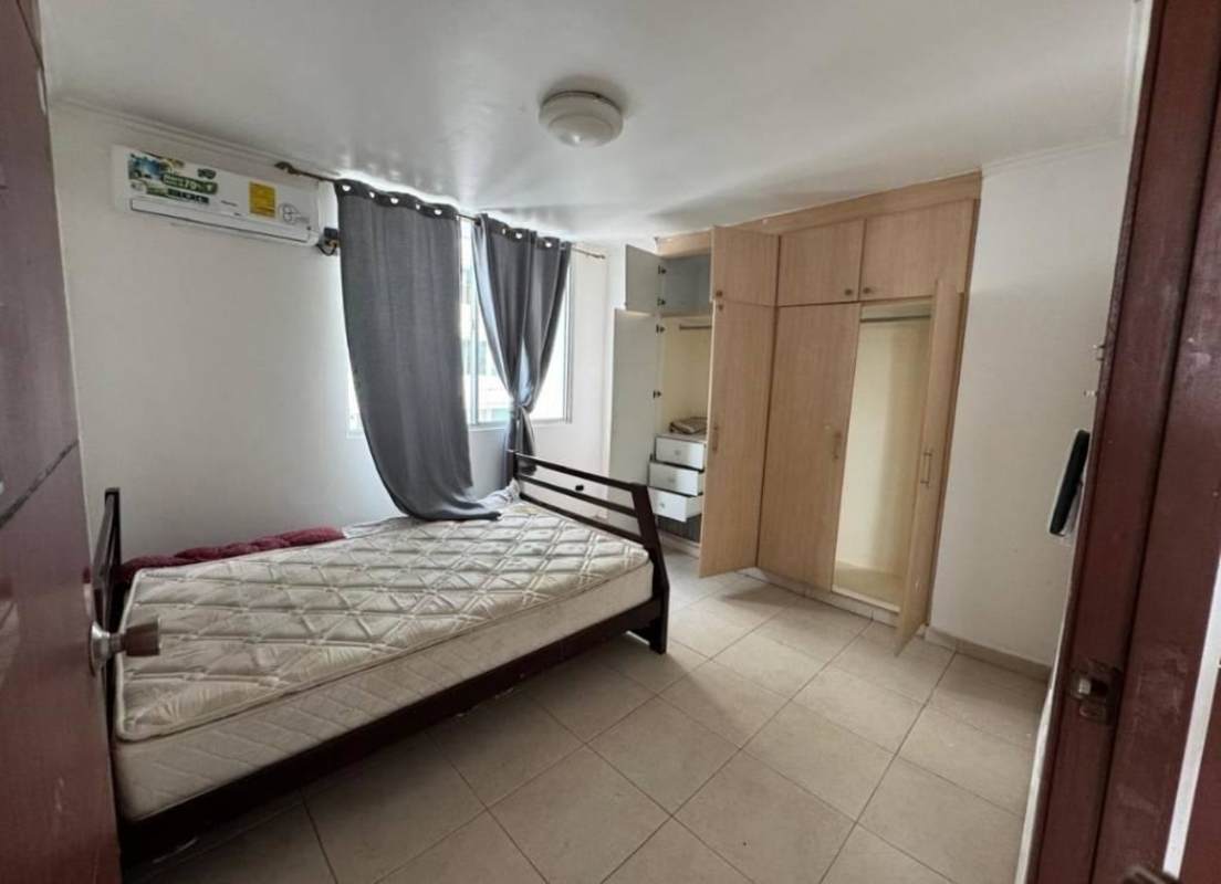 Bedroom with built-in wardrobe and air conditioning at PH Golden Boulevard Panama City