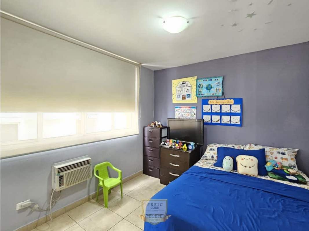 Child-friendly bedroom with AC and city views in PH Rim Tower on 12 de Octubre Avenue Panama