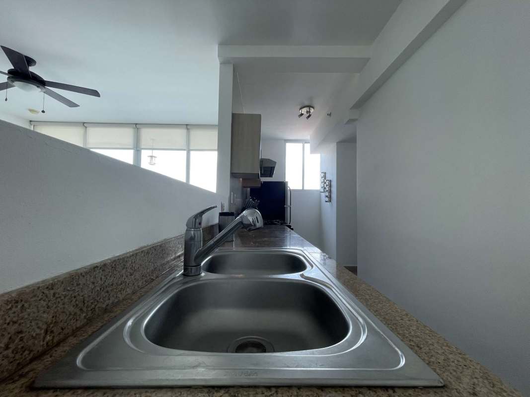 Ensuite bathroom with walk-in shower and modern finishes in PH San Francisco Tower Panama