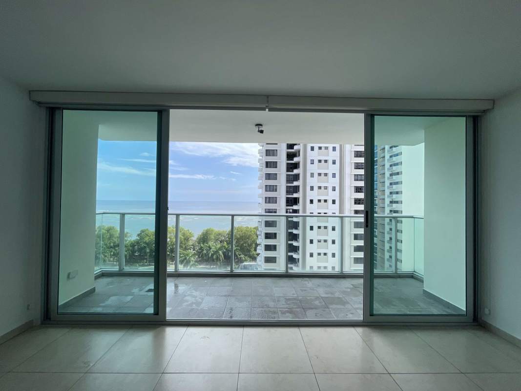 Second bedroom with window, built-in closet, ceramic floor, PH Majestic Costa del Este Panama