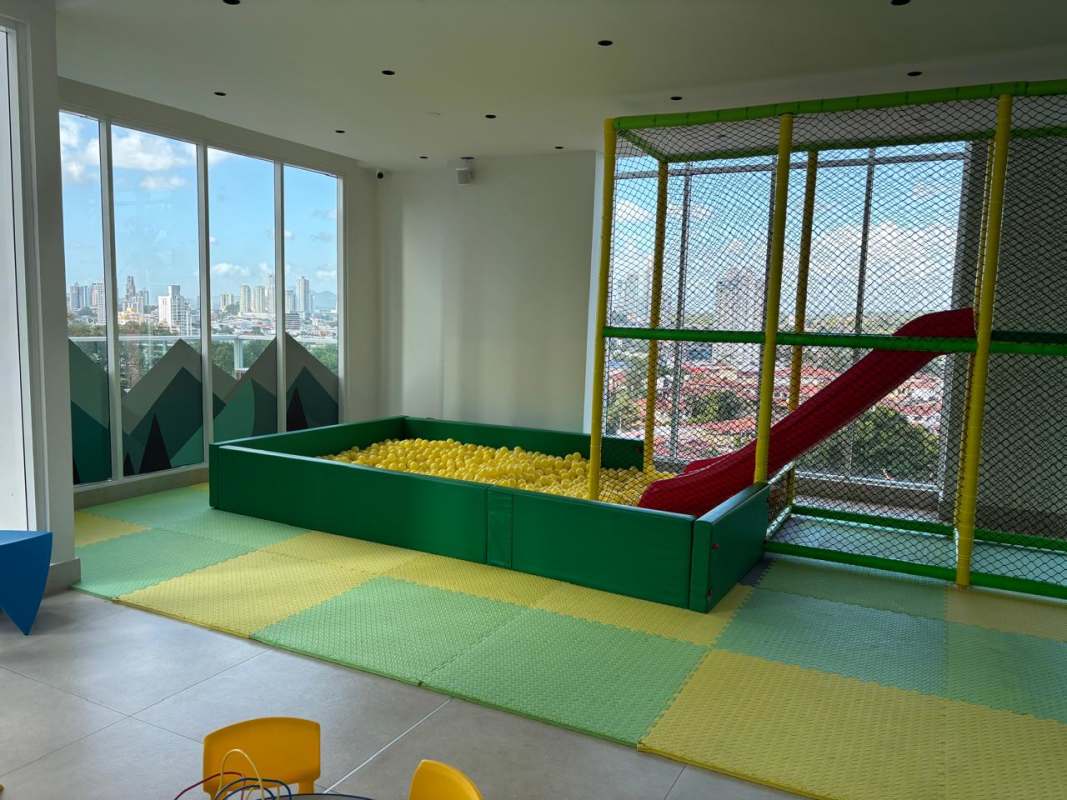 Outdoor pool with sun loungers in PH Bonavista at the Park Hato Pintado Panama City