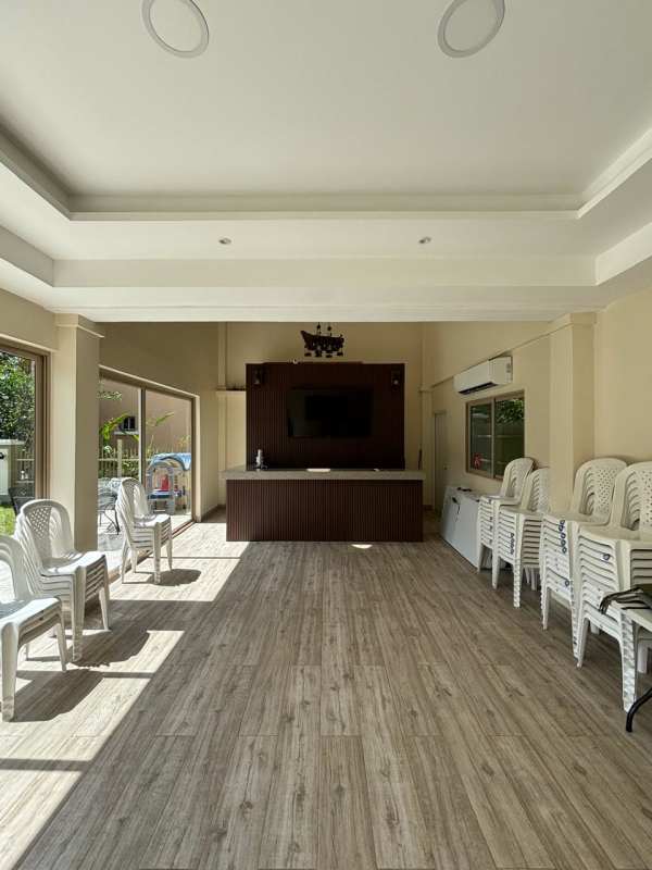 Bedroom with AC, ceiling fan, sliding glass doors to balcony in Embassy Gardens Clayton house for rent