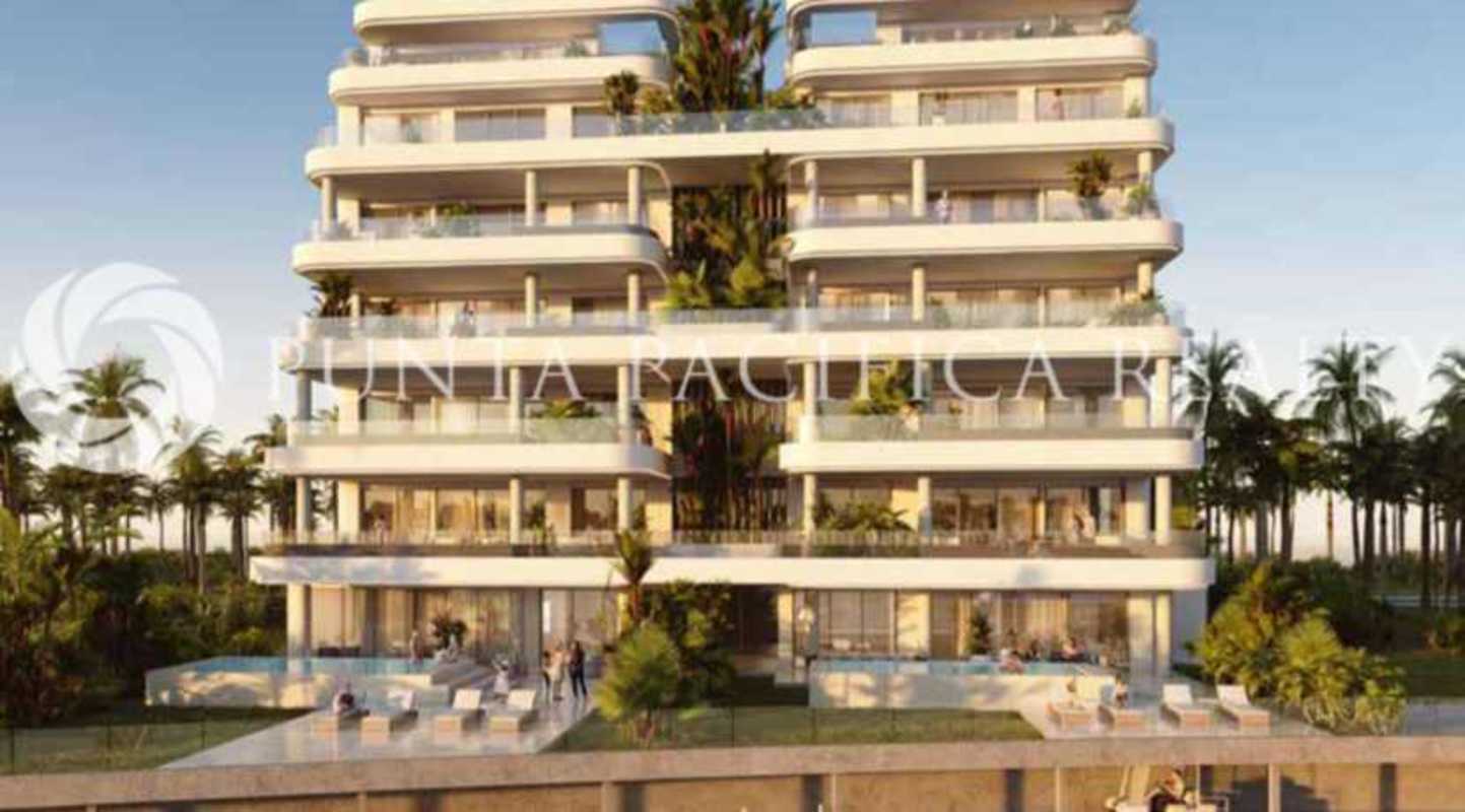 Yachts docked in marina with waterfront PH Skyhomes tower on Ocean Reef islands