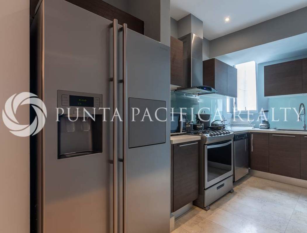 Designer kitchen with stainless appliances, quartz countertops, and city views in PH Yoo Avenida Balboa Panama