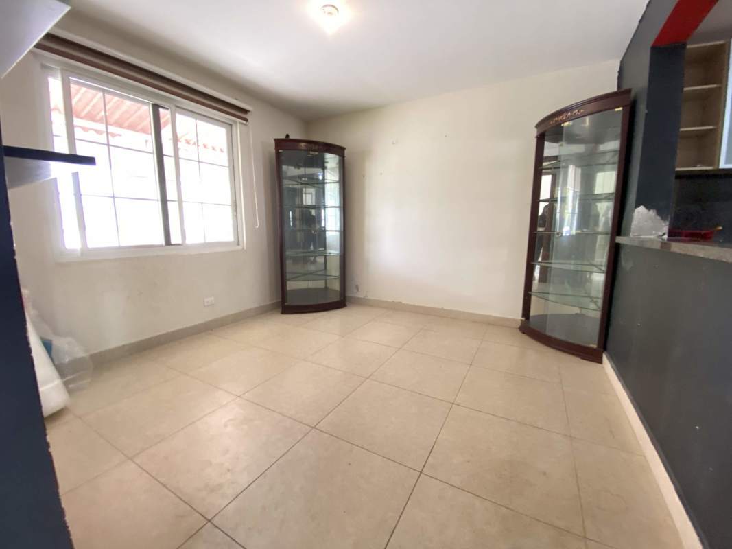 Spacious bedroom with built-in closet in PH Reserva de Versalles Costa Sur