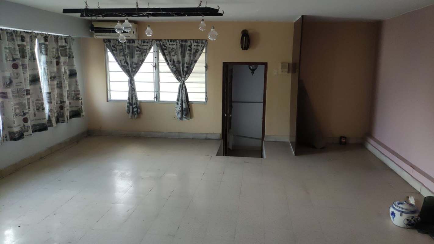 Retro kitchen with yellow tiles and classic cabinetry house Panama