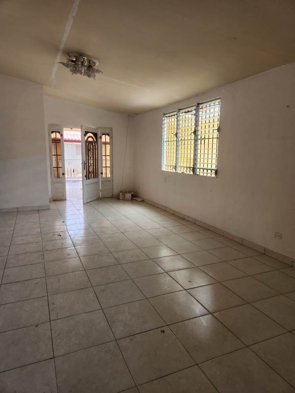 Compact laundry room with concrete sink and ceramic tiles in Brisas del Golf house Panama