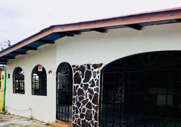 Covered parking area with tiled floor, stone accent wall and gated entry in Panama Oeste house for sale