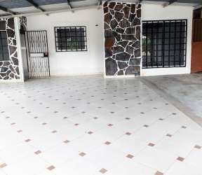 Enclosed backyard patio with concrete wall and grass in Altos de Nuevo Arraiján house for sale