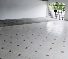 Basic kitchen with tiled walls, counter and double sink in family house Altos de Nuevo Arraiján Panama