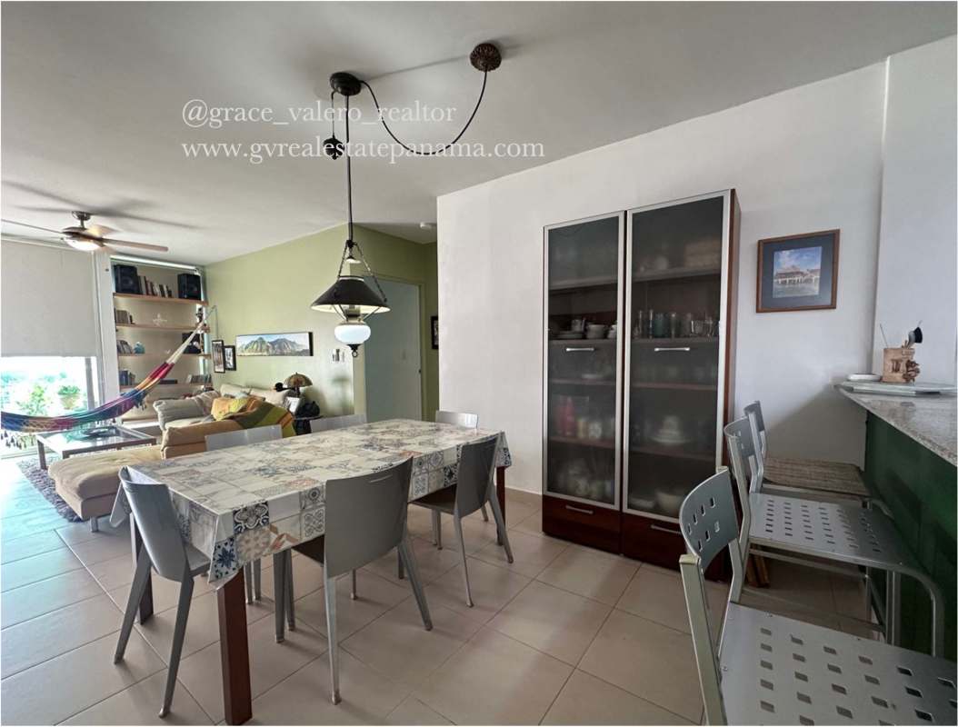 Furnished master bedroom with en-suite bathroom, double closet and city view PH Metropolitan One San Francisco