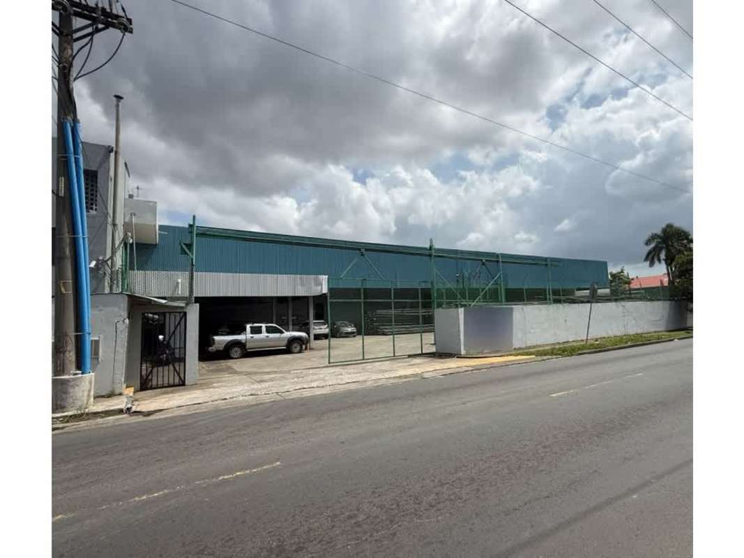 Office kitchenette with table, chairs, appliances in Panama warehouse