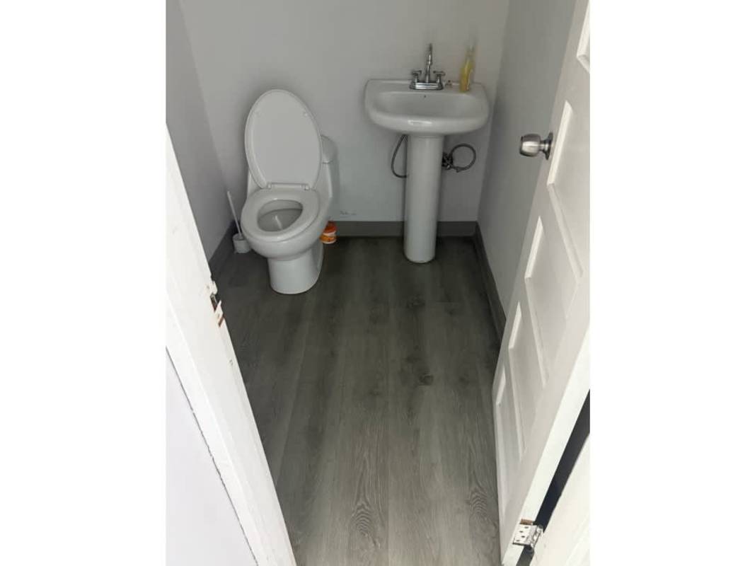 Modern commercial office area with vinyl flooring, desks and AC inside warehouse Juan Díaz Panama