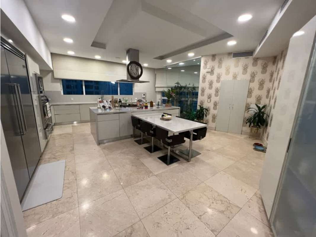 Grand lobby entrance with luxury marble finishes in Venetian Tower Panama