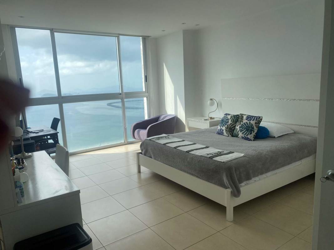 Contemporary modern kitchen in PH BICSA with island and granite countertops Panama