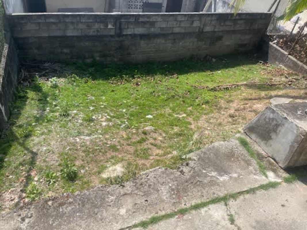 Living room with wood floors stone wall sliding doors Alcalde Díaz Panama house for sale