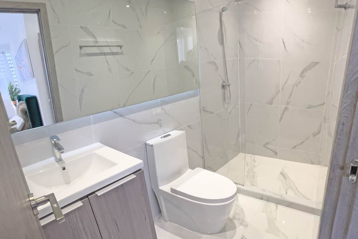 Modern bathroom with walk-in shower at PH Amazona Bella Vista Panama