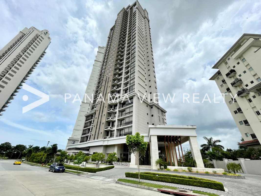 Resort-style infinity swimming pool overlooking Santa María Golf Course Panama