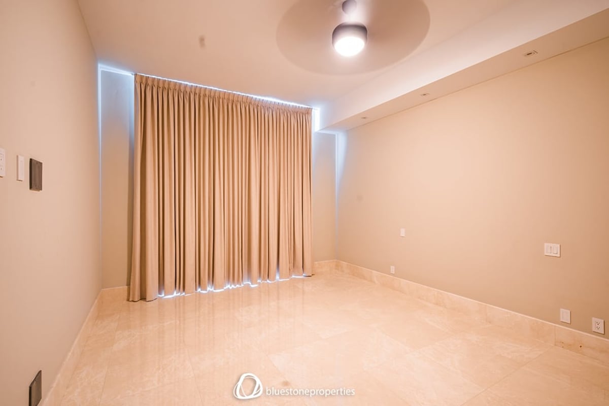 Luxury bedroom with walk-in closet, ensuite bathroom, panoramic windows, golf view at Santa Maria Golf Panama