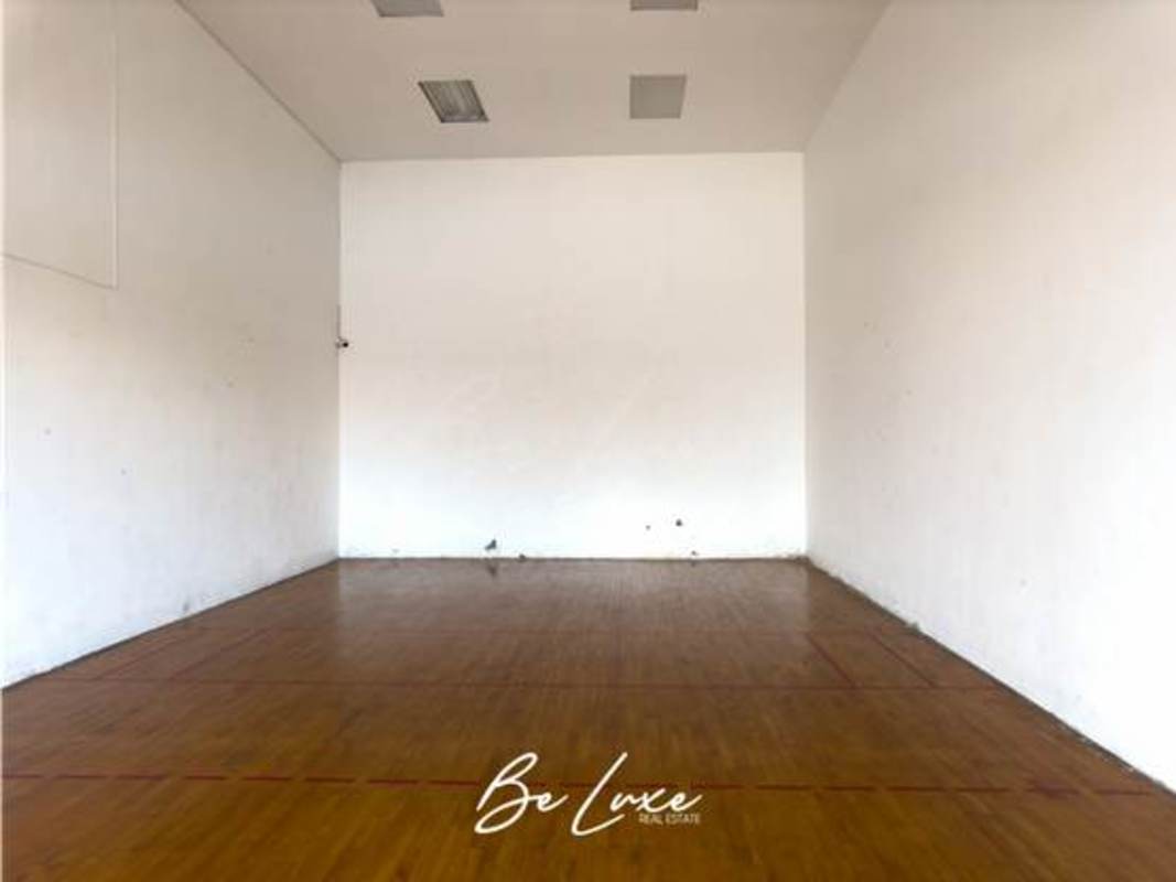 Indoor squash court with wooden flooring PH Rivage Tower Avenida Balboa Panama