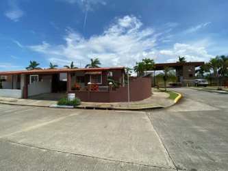 Contemporary kitchen with granite-style countertops, appliances, tiled backsplash in La Arboleda Arraiján