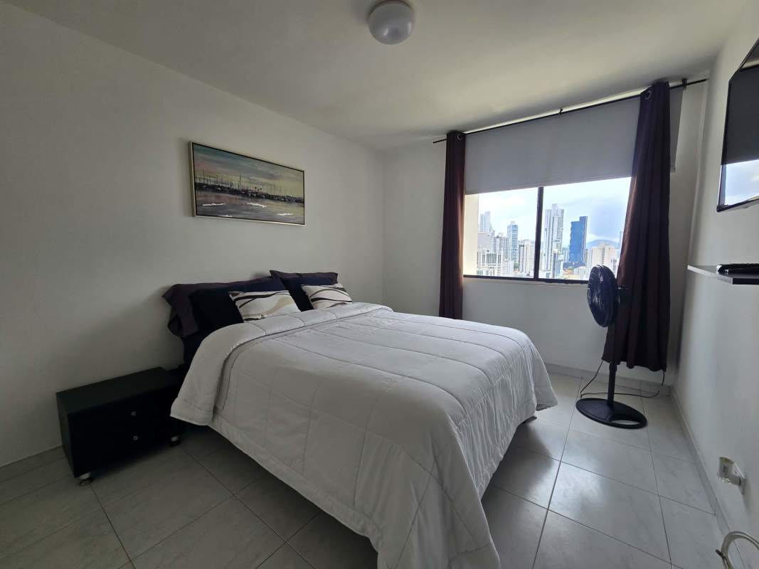 Minimal bedroom with closet for working professional for rent in PH Obarrio Suites Panama